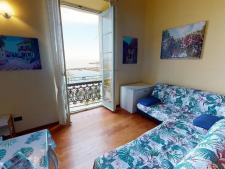 Location appartement à Menton, Studio avec mezzanine, face mer, Wi-Fi, proche plage