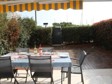 Location appartement à Villeneuve Loubet, Appartement 3P en RDJ avec Jardin et Terrasse, à 5 min Plage et Restaurants, Parking Privé, Climatisé