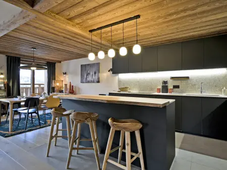 Location appartement à Méribel, Charmant Appartement à Méribel - 3 Chambres, 6 Pers, Balcon & TV, Services Inclus