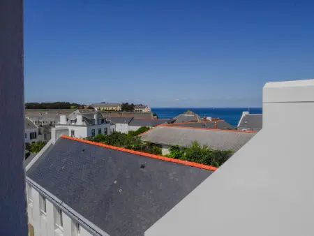 Appartement rénové au Palais, vue mer et toits - Photo 5