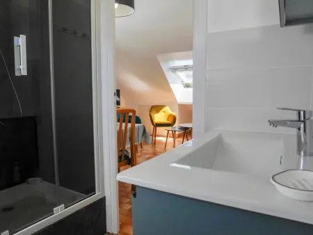 Appartement rénové au Palais, vue mer et toits - Photo 11