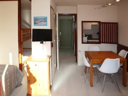 Location appartement à Les Orres, Grand studio skis aux pieds avec balcon, pour 4/5 pers, proche toutes commodités !