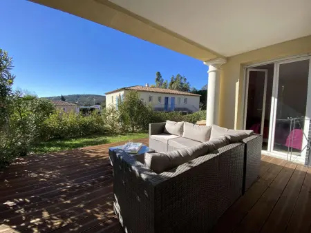 Location appartement à Sainte Maxime, Sainte-Maxime : 3 Pièces, 4 Couchages, Piscine, Calme, Proche Commerces et Aqualand