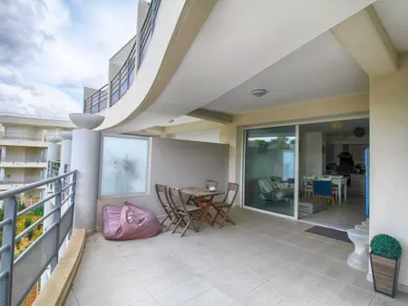 Location appartement à Calvi, Appartement 3 pièces avec terrasse, à 350m de la plage, parking et clim – Calvi