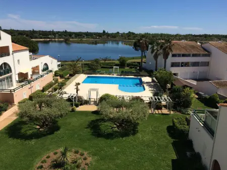 Duplex 3 pièces vue lac à Port Camargue, piscine : photo 3