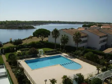 Duplex 3 pièces vue lac à Port Camargue, piscine : photo 9