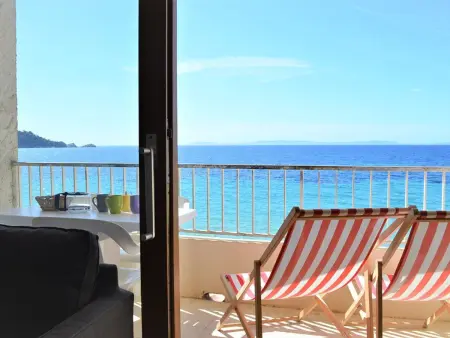 Location appartement à Le Lavandou, Studio sur plage Cavalière avec terrasse, 1er étage, 2 couchages