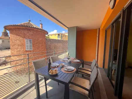 Location appartement à Fréjus, Appartement de vacances climatisé avec terrasse et garage au cœur du centre historique de Fréjus