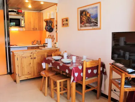 Location appartement à Vars, Studio cosy à Vars avec balcon, proche pistes et commerces, parking inclus