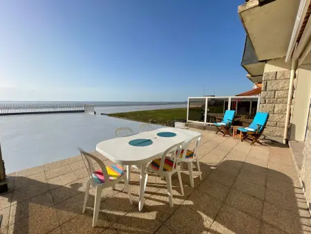 Location appartement à Jullouville, Appartement en bord de mer avec terrasse et parking