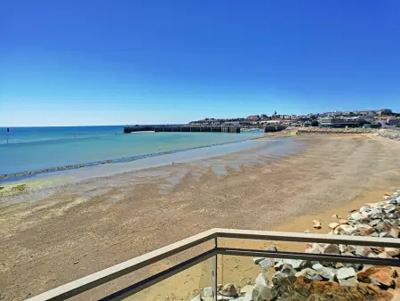 Location appartement à Granville, Bel appartement en front de mer avec balcon, parking et équipements modernes