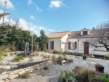 Location appartement à Lamalou les Bains, Charmant F2 avec terrasse près du centre et des thermes, animaux acceptés, options de services disponibles