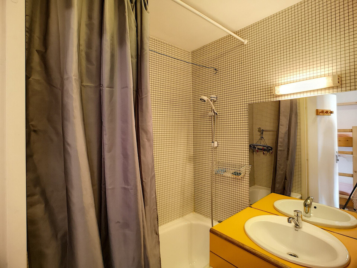 Studio ski aux pieds Les Menuires, 18 m², balcon vue pistes - Photo 7