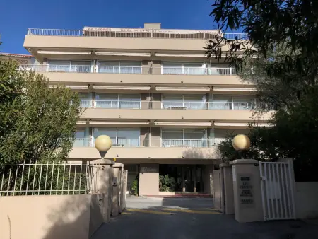 Location appartement à Saint Raphaël, Appartement 2P avec Balcon, Clim, à 50m de la Plage et Centre-ville, WiFi et Parking Disponibles