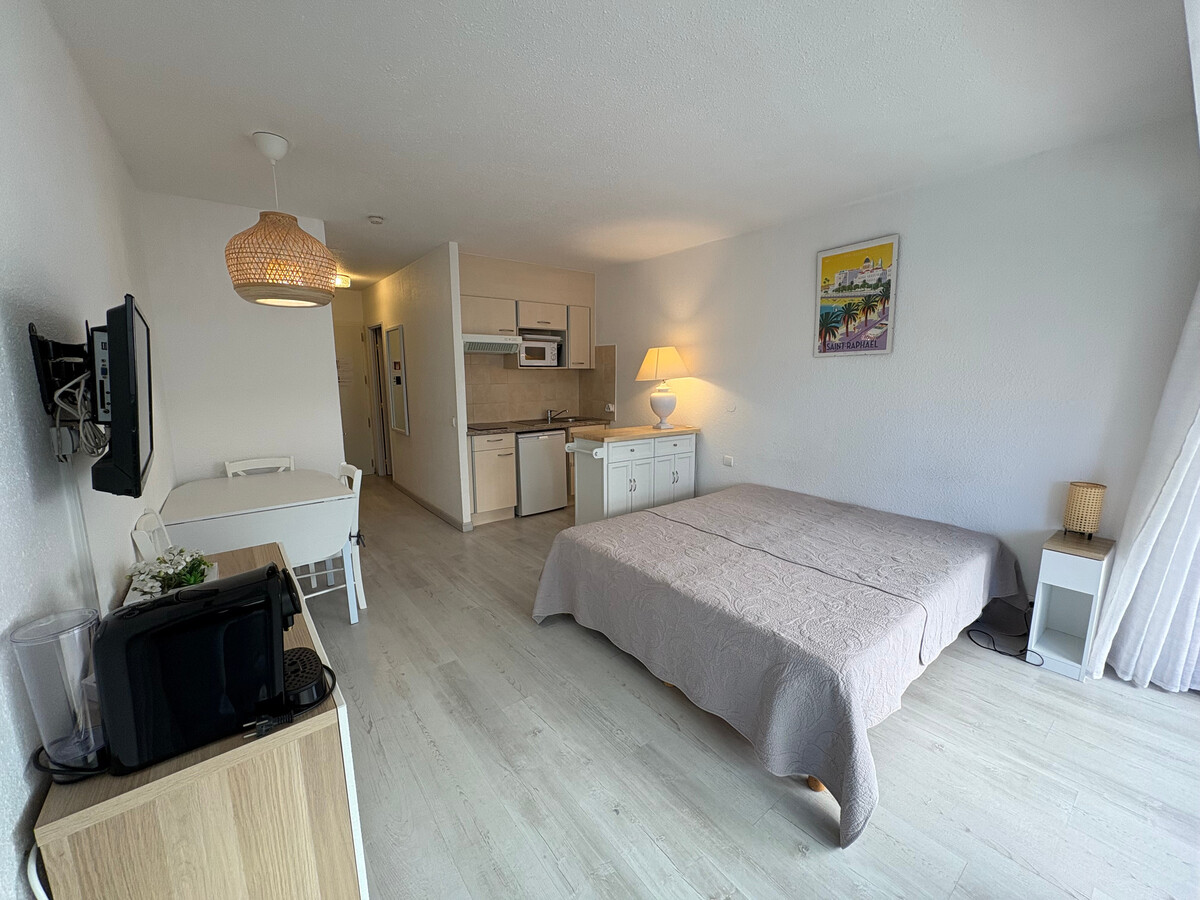 Studio climatisé vue mer, 50m plage, centre-ville Saint-Raphaël - Photo 2