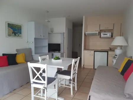 Location appartement à Saint Raphaël, Studio climatisé 2/3 pers proche plage et commerces, balcon, Wi-Fi, parking dispo