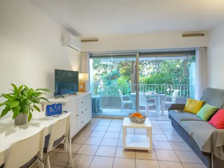 Location appartement à Saint Raphaël, Studio Climatisé Proche Plage et Commerces avec Balcon, Parking, et WiFi à Saint-Raphaël