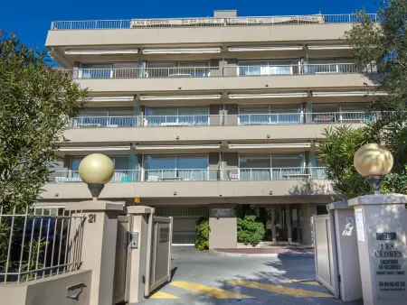 Location appartement à Saint Raphaël, Studio climatisé pour 3 pers, à 50m de la plage, centre-ville Saint-Raphaël, WiFi, parking dispo