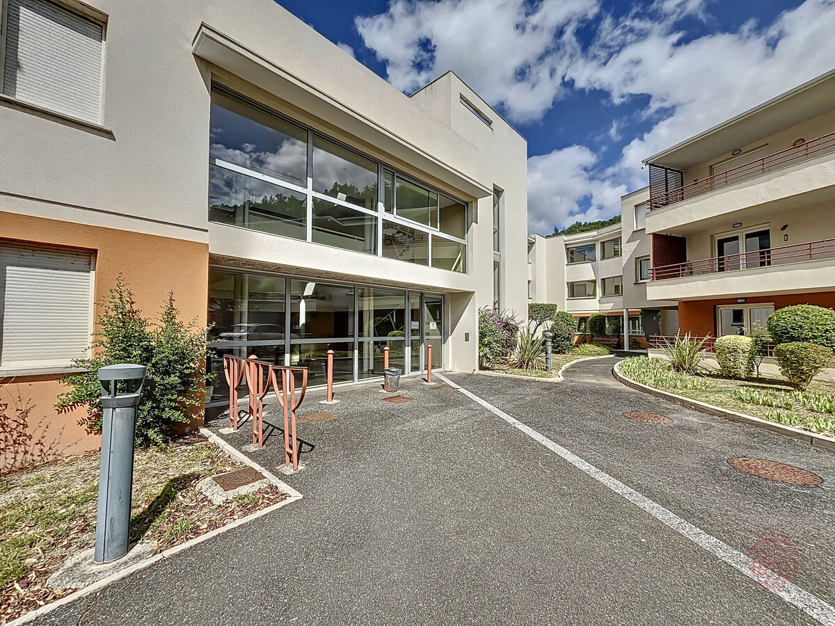 F2 climatisé avec terrasse et parking à Lamalou-les-Bains - Photo 11