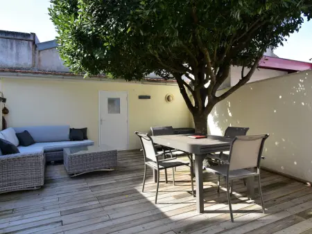 Location appartement à Arcachon, T2 bis rénové à Arcachon centre avec 2 terrasses, clim, parking, proche plage et gare.