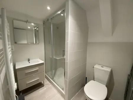 Appartement confortable proche des Thermes avec lave-vaisselle et options de location de linge - Photo 4