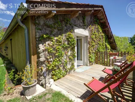 Location appartement à Saint Priest la Prugne, Charmant studio en montagne avec jardin, animaux admis