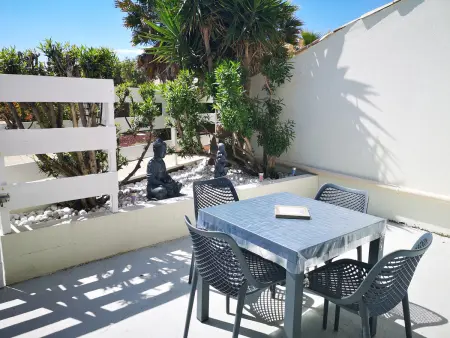 Location appartement à Cap d'Agde naturisme, Appartement climatisé avec piscine, terrasse et parking - Proche plage, parfait pour couples