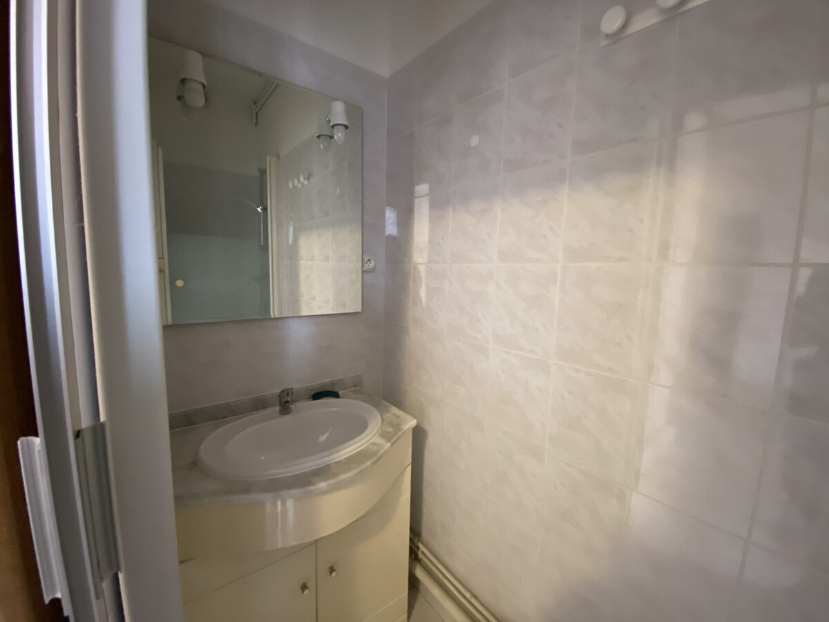 T2 centre-ville La Roche-Posay, balcon, 700m des Thermes - Photo 10