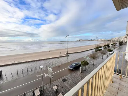 Appartement 4 pièces avec balcon face mer, proche plage et commerces, idéal famillies - Photo 1