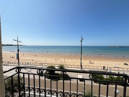 Location appartement à Les Sables d'Olonne, Appartement T4 face mer, proche commerces, 2 balcons, cuisine équipée, 2ème étage sans ascenseur