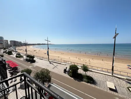 Appartement T4 face mer, proche commerces, 2 balcons, cuisine équipée, 2ème étage sans ascenseur - Photo 1