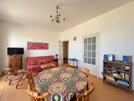 Appartement T4 face mer, proche commerces, 2 balcons, cuisine équipée, 2ème étage sans ascenseur - Photo 2