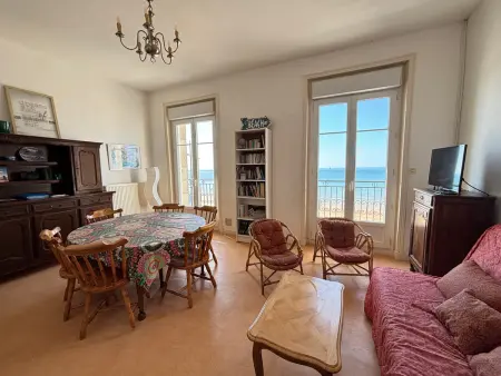 Appartement T4 face mer, proche commerces, 2 balcons, cuisine équipée, 2ème étage sans ascenseur - Photo 3