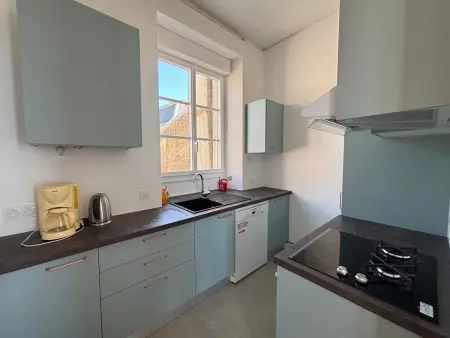 Appartement T4 face mer, proche commerces, 2 balcons, cuisine équipée, 2ème étage sans ascenseur - Photo 5