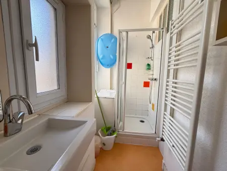 Appartement T4 face mer, proche commerces, 2 balcons, cuisine équipée, 2ème étage sans ascenseur - Photo 10