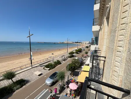 Appartement T4 face mer, proche commerces, 2 balcons, cuisine équipée, 2ème étage sans ascenseur - Photo 17
