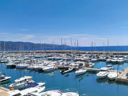 Location appartement à Bormes les Mimosas, Charmant T2 à La Favière avec piscine et parking privé, proche plages et commerces