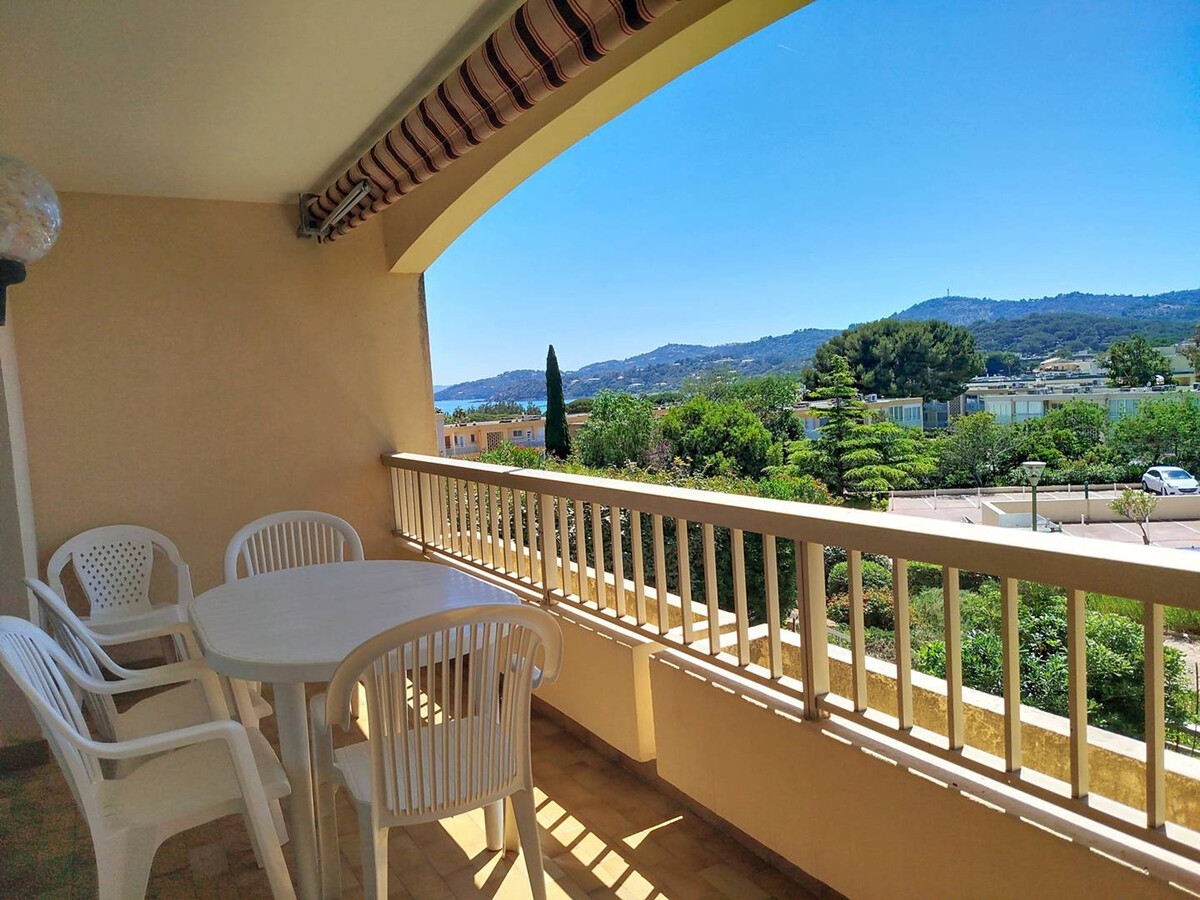 T2 rénové avec loggia, vue mer à Bormes-les-Mimosas - Photo 2