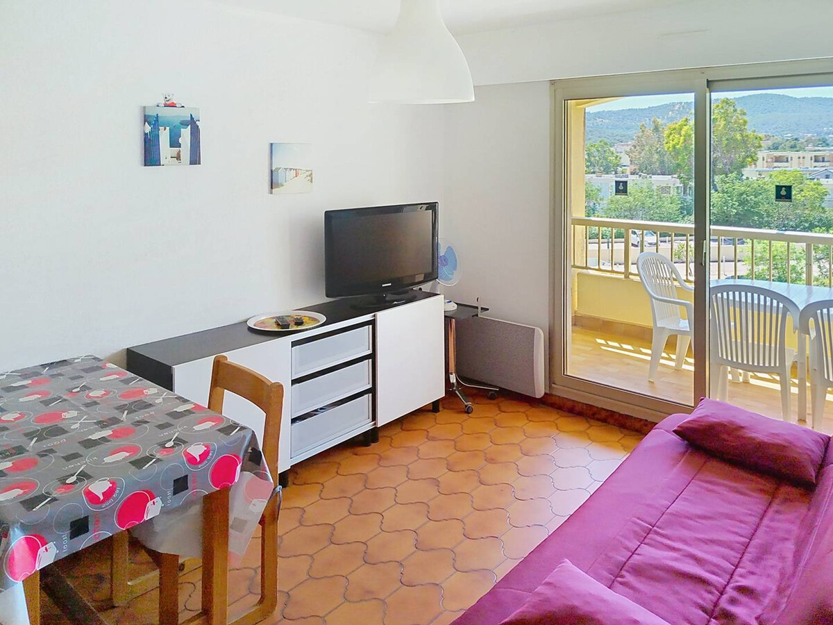T2 rénové avec loggia, vue mer à Bormes-les-Mimosas - Photo 3