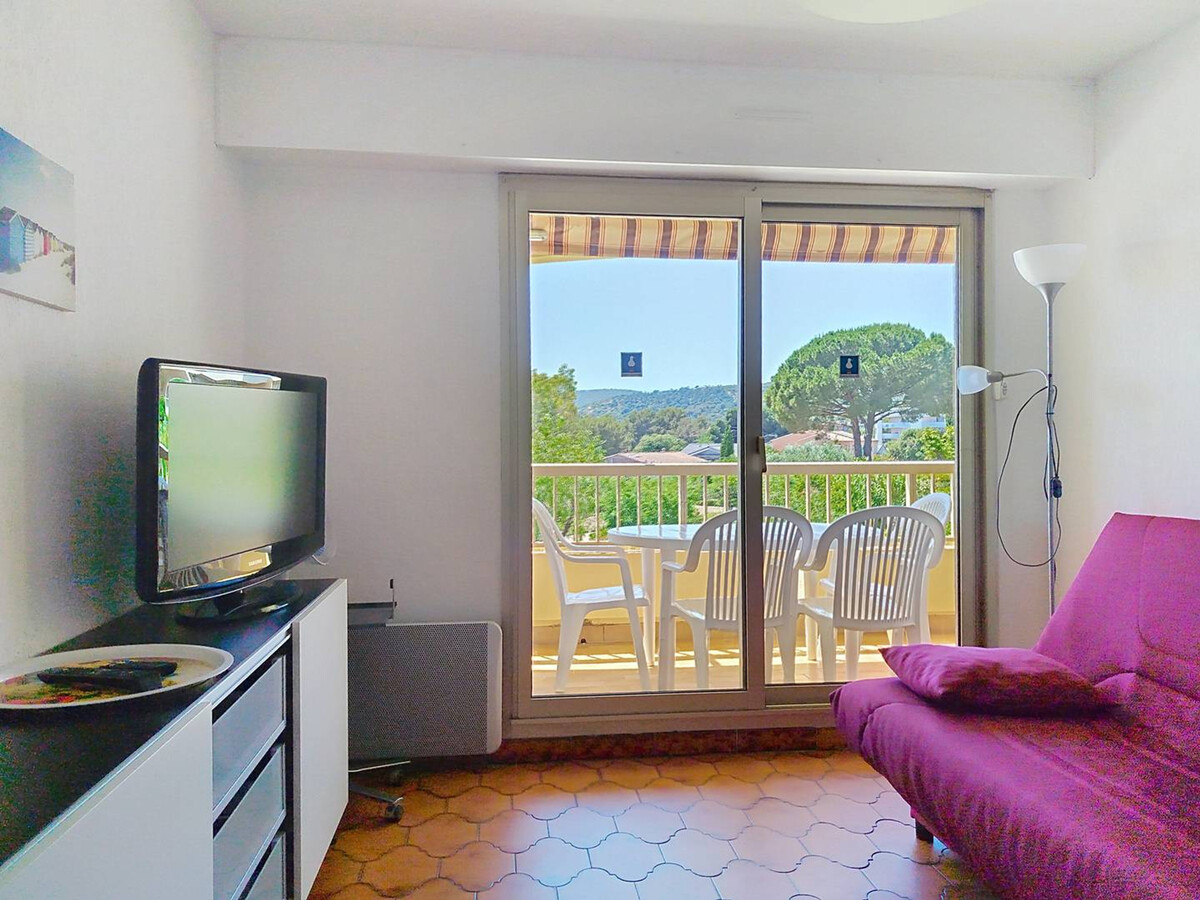 T2 rénové avec loggia, vue mer à Bormes-les-Mimosas - Photo 4