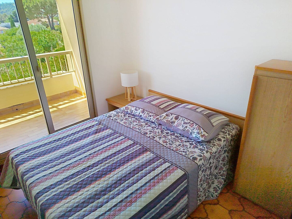 T2 rénové avec loggia, vue mer à Bormes-les-Mimosas - Photo 7