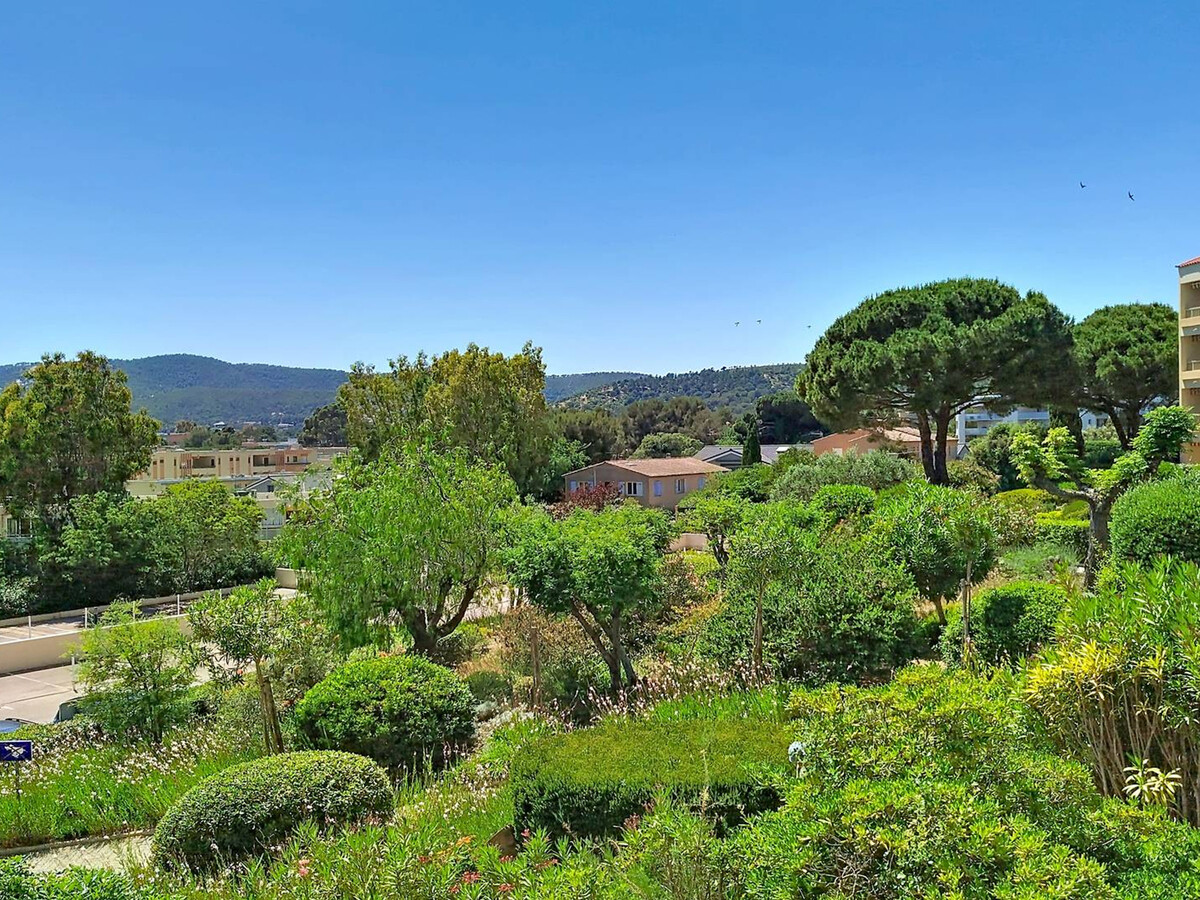 T2 rénové avec loggia, vue mer à Bormes-les-Mimosas - Photo 10
