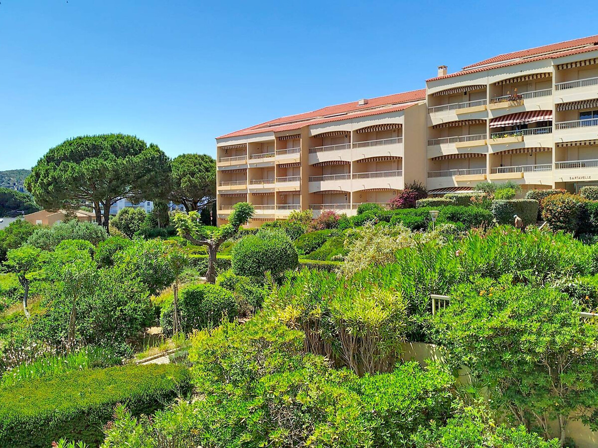 T2 rénové avec loggia, vue mer à Bormes-les-Mimosas - Photo 12