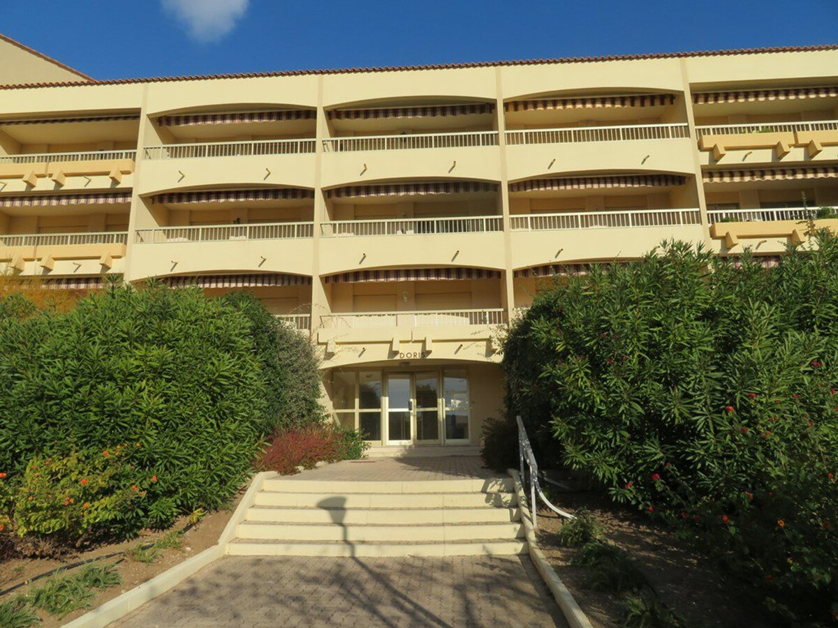 T2 rénové avec loggia, vue mer à Bormes-les-Mimosas - Photo 13