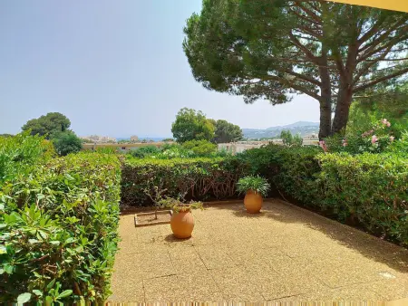 Location appartement à Bormes les Mimosas, T2 cabine avec terrasse à La Favière, proche plages et commerces
