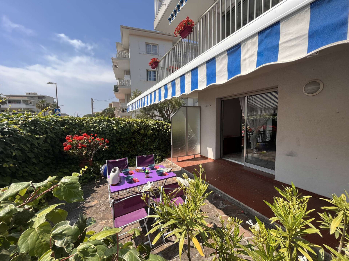 T2 Fréjus : terrasse 40 m² et parking à 300m du port - Photo 12