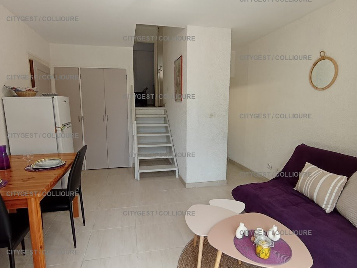 F2 Collioure avec terrasse, vue collines et parking privé - Photo 4