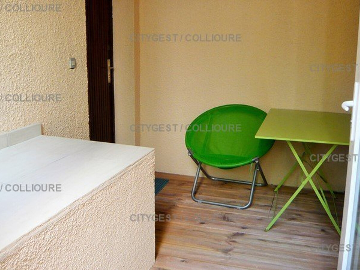 F2 Collioure avec terrasse, vue collines et parking privé - Photo 14