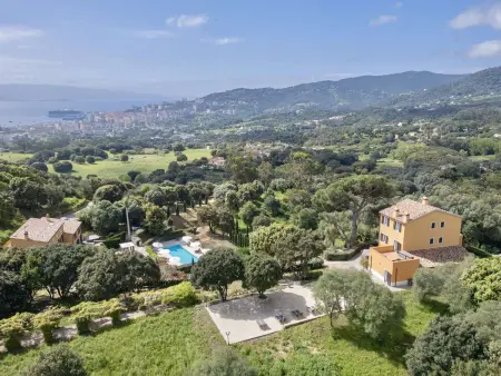 Location appartement à Ajaccio, Appartement spacieux avec piscine, climatisation et terrasse à Ajaccio