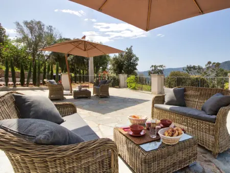 Location appartement à Ajaccio, Appartement calme avec terrasse, jardin et piscine à Ajaccio - 6 couchages